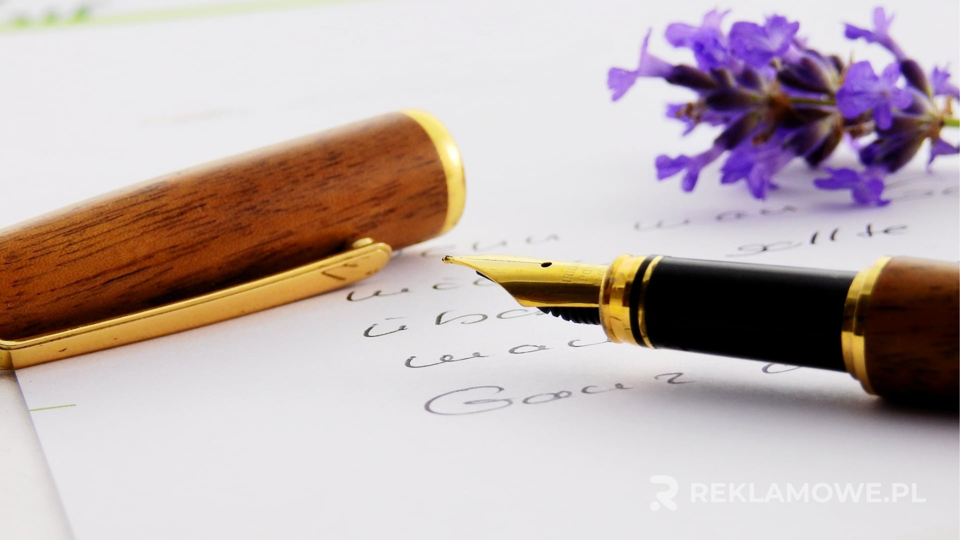 Ekologiczne pióro reklamowe otoczone roślinami