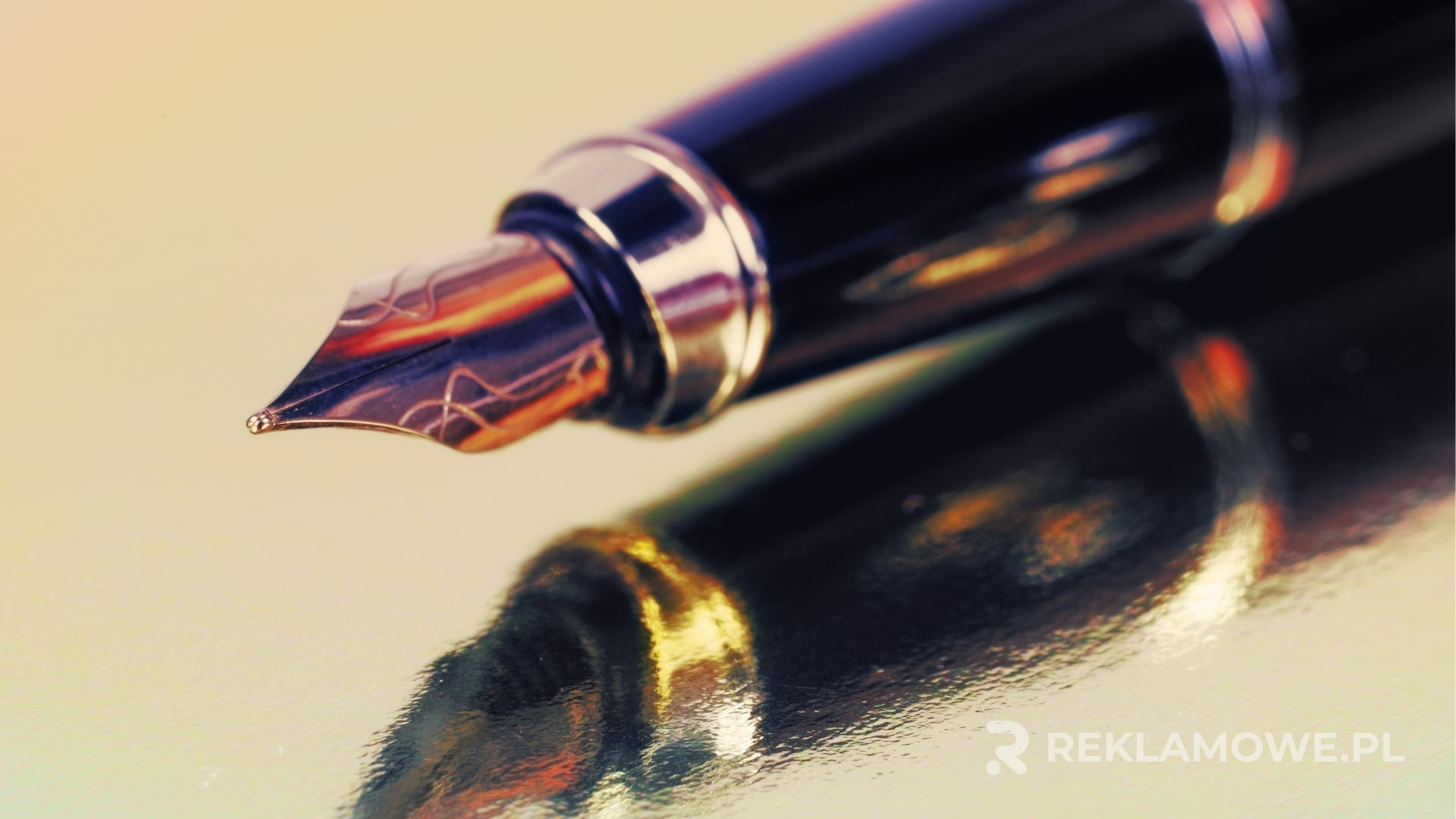 Kolorowe pióra reklamowe z kreatywnymi tekstami