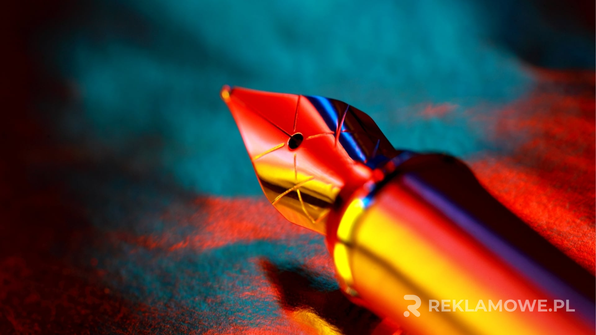 Kolorowe pióra reklamowe na stole