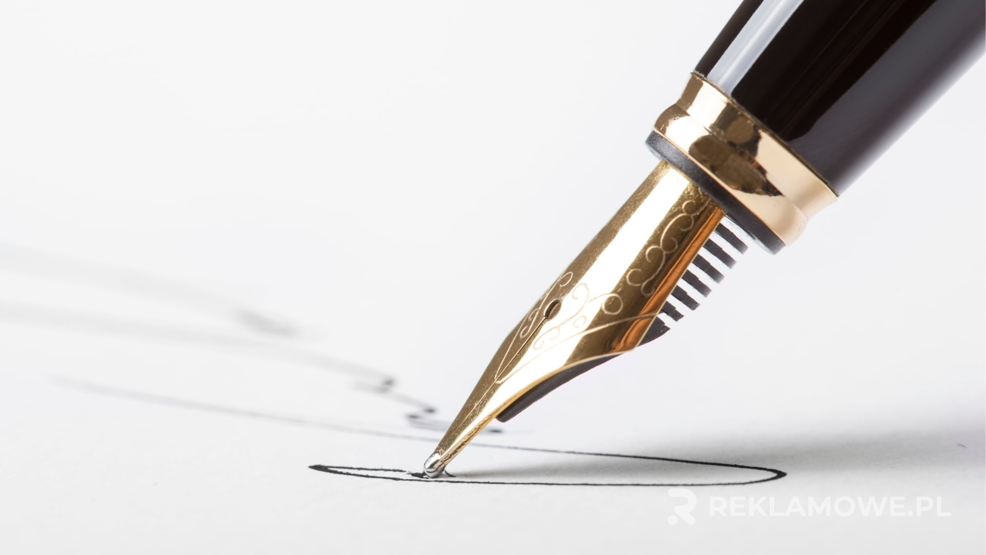 Pióra reklamowe z logo firmy na tle miasta