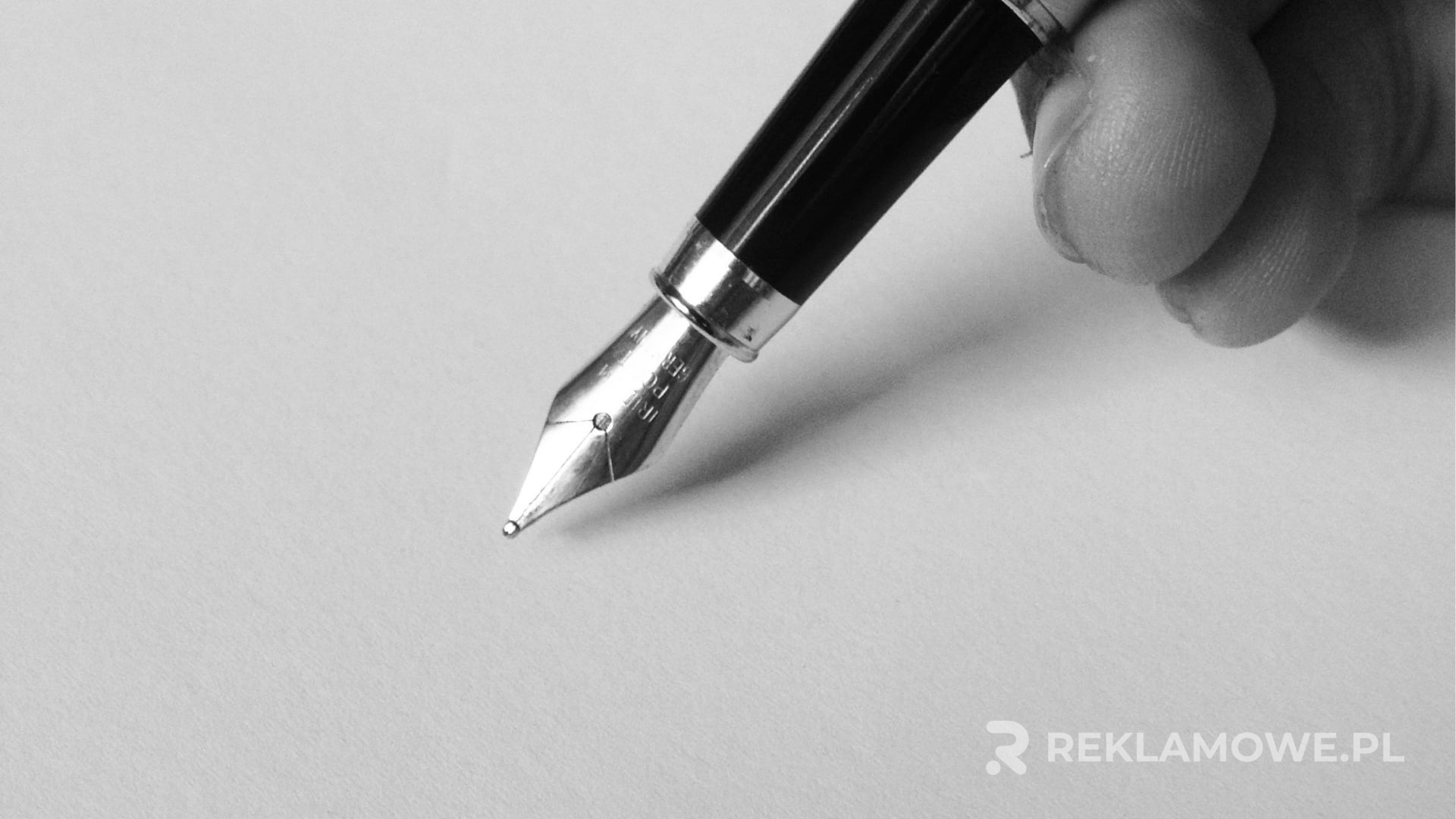 Pióro Reklamowe Jako Skuteczne Narzędzie Marketingowe Pióro reklamowe na tle materiałów promocyjnych