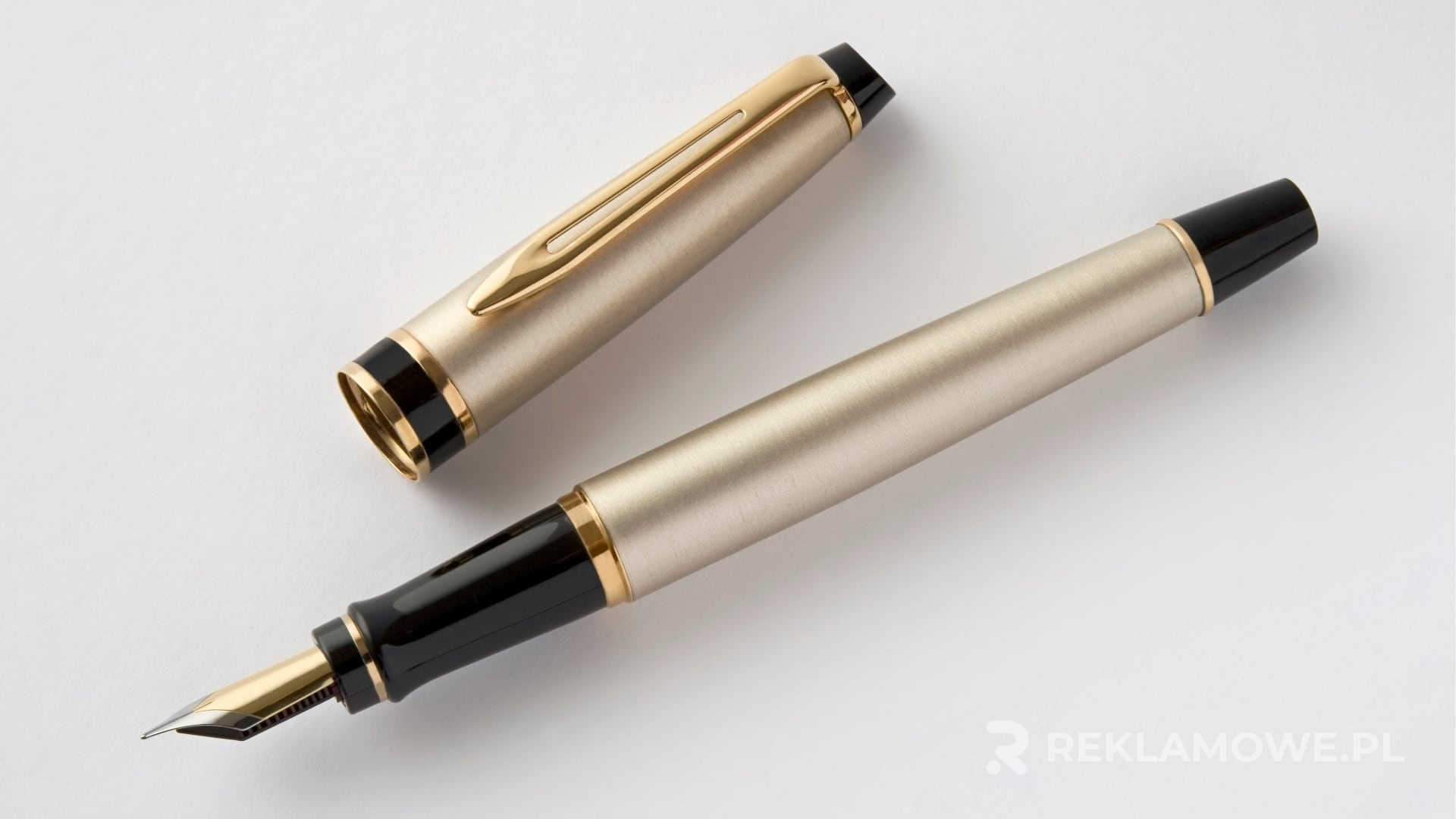 Pióro reklamowe na biurku