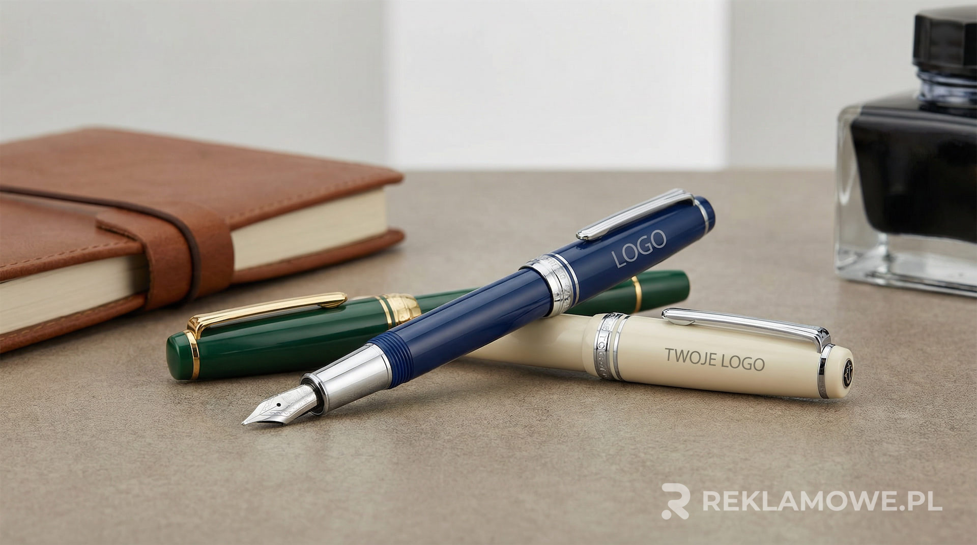 Osoba testująca pióra reklamowe na tle plakatu promocyjnego